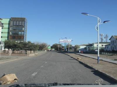 ... ses trottoirs, ses lampadaires, ses batiments et ses quelques hotels.