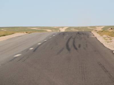 Sortie de la ville .. route poussiéreuse à gauche, nombreux freinages à droite, ... une bonne blague de la DDE mongole . La piste reprend juste après le sommet, il est urgent d'arriver en seconde!!