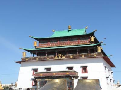 L'un des trois principaux monastères du pays de style chinois. Gandan. Sa construction remonte a 1838. Il échappa de justesse aux destructions des communistes en servant de "vitrine" au monde pour prouver leur grande tolérance!
