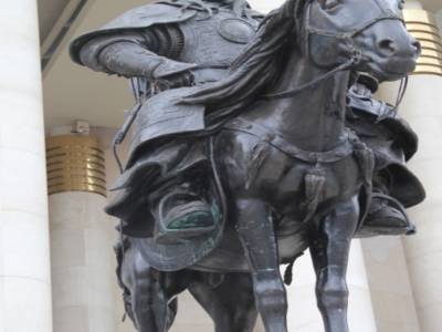 Fier guerrier qui conquit le monde de la Chine, jusqu'à l'Europe, en passant par la Perse.