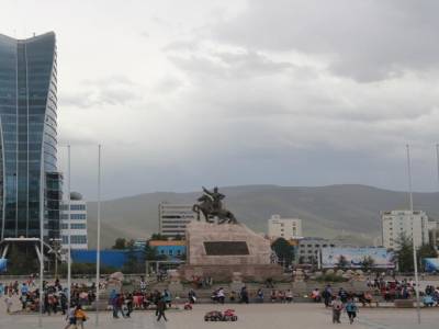 Place centrale, ... et la steppe au fond. Une ville d'1 million d'habitants, soit 1/3 de toute la Mongolie.