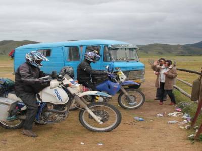 Petit matin très frais. Je croies 2 frères néerlandais sur d'antiques Suzuki, 3 touristes Mongols qui m'offrent du yaourt séché, et Petra dans son Mercedes! 