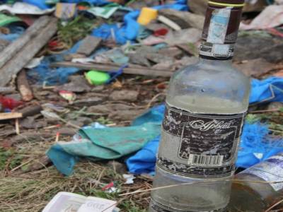 Offrandes à Bouddha.. monnaie et bouteilles de Vodka entre autre. Bizarrement les bouteilles sont vides. Bouddha ne doit pas trop s'en offusquer à priori.