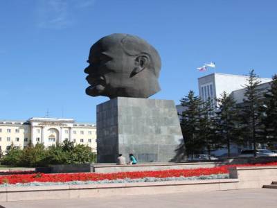 Nostalgie d'une folie. Mais une belle statue pour les photos.Il reste encore une belle icône pour les dictateurs Coréens et Cubains.