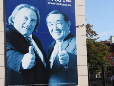 Tiens, une tête connue pour une publicité d'une grande banque Kazakh... Les artistes seront ils donc soumis au taux de 75%? Sur tous leurs revenus?