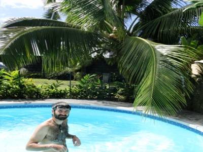 Titi dans la piscine de son cousin, Davy