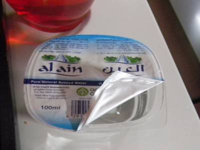 De l'eau en pot de bébé. 