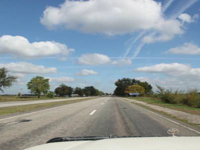 Traversée de l'Ukraine. 900 km en 1 journée, mais le GPS m'énerve! A Marioupol, j'étais à 2 600km - 900 = 2 400 km... :( impression de reculer!!!