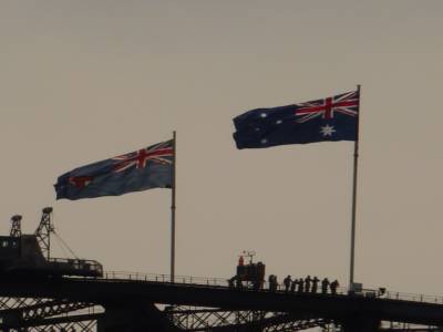 drapeaux au sommet du pont
