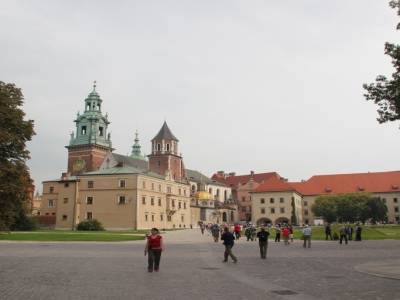Cracovie et son beau château..un peu dépareillé. Symbole de la Pologne, mais transformé par les autrichiens en vulgaire caserne au 19°!