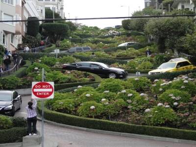 La fameuse Lombard Street, la rue la plus sinueuse ...du monde (enfin, c est ce qu ils disent)