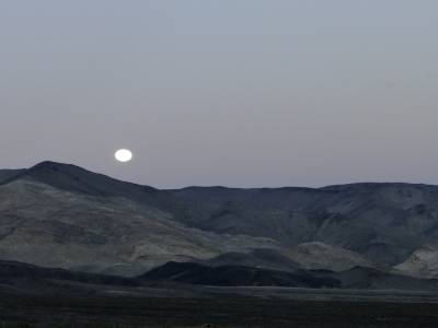 splendide lever de pleine lune dans un ciel sans pollution lumineuse lors de notre nuit au camping (poêle a frire rocailleuse) de la Vallee de la mort. On a meme été réveilles pendant la nuit par la lumière de la lune. 