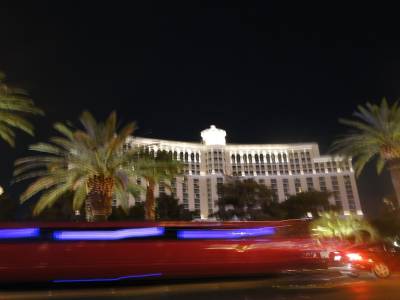 la photo est floue mais ça vaut le coup d'oeil : c est un Hummer Limousine avec des néons
