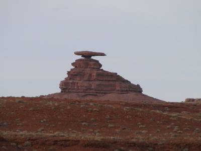 Pres de monument Valley, une ville qui s appelle "Mexican Hat", soit Chapeau Mexicain a cause de cette pierre
