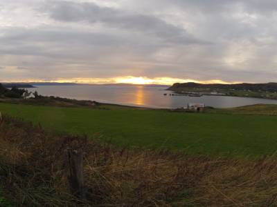 petit couche de soleil sur la ville de "uig" 