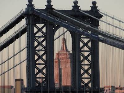 Depuis le pont de Brookly]n, l'Empire State a travers le Pont de Manhattan
