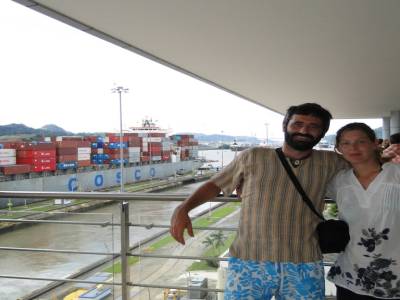 Van et Titi devant le canal de panama