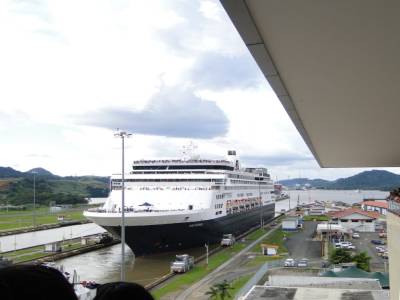 Bateau de croisiere. Il faut 8 a 10h pour qu un bateau traverse le canal (80km)