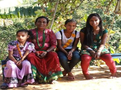 La famille qui nous a accueilli pour un dhal bhaat à Kotbari