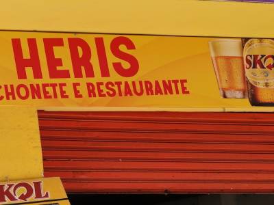 Lanchonete = mixte entre boulangerie et snack, de l'anglais : ... lunch!