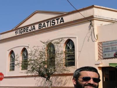Baptiste devant la maison