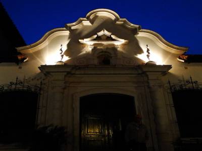 L'entrée principale de la mission. 
