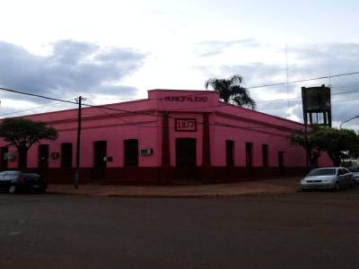 La mairie du village. Allez savoir pourquoi elle est peinte en rose