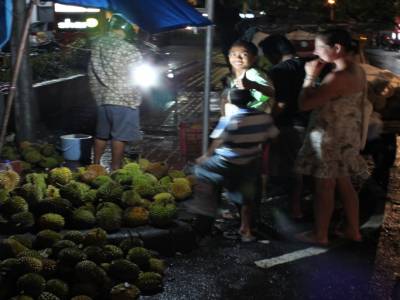 Durian sur le bord de la rue.