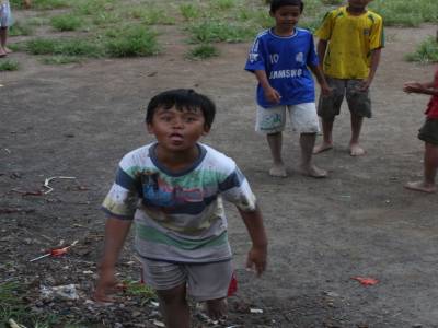 Des enfants qui jouent au foot