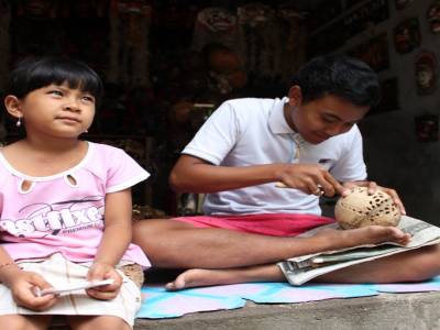Le garcon à qui nous avont acheter un coconut sculpté
