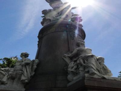 Une statue en Hommage au peuple argentin par la France.