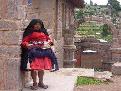 Ile de TAQUILE - La fileuse de laine