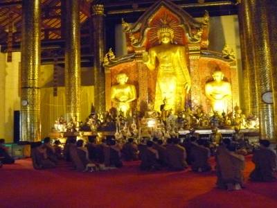 temple avec moine en meditation