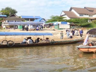 longboat pour traverser le mekong