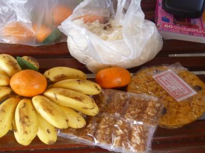 notre repas de ce midi en attendant le bus : banane riz et confiserie locals