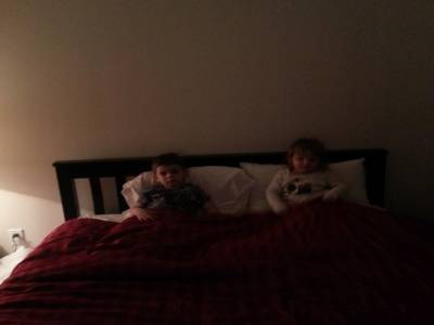 Lou et Liss...sous la couette !