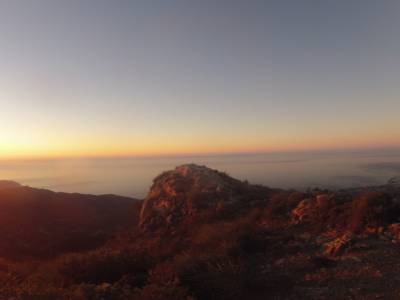 nerja magnifique vu sur  la mer au lever du jour 