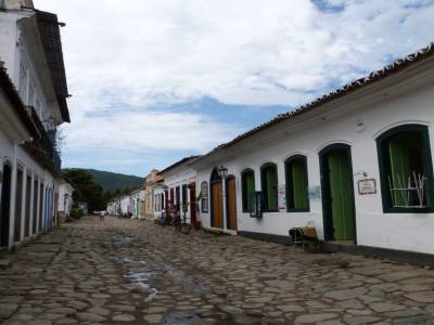Les ruelles pavées et maisons colorées