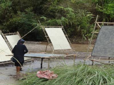 fabriquante de papier artisanal dans un ptit village