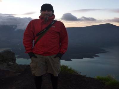 Devant le cratère du volcan