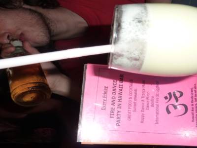 Premier cocktail on the beach sur fond de musique trans