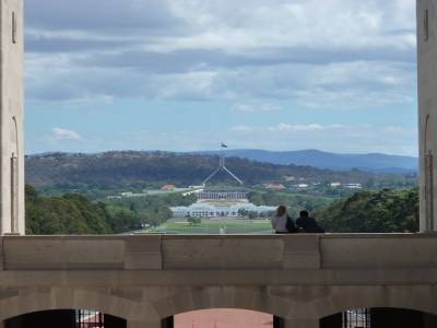 Vue du parlement depuis War Memorial