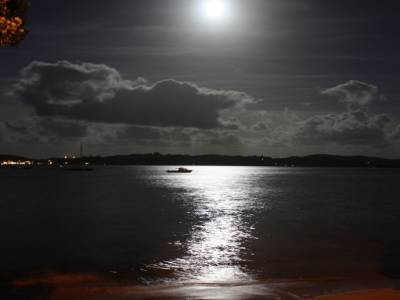 Lever de lune sur la plage à Pahia