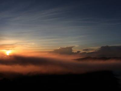 Levé de soleil sur les volcans