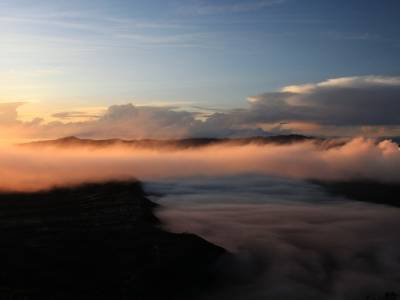 Levé de soleil sur les volcans
