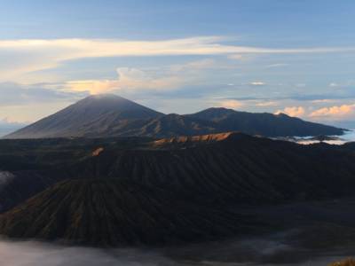 Levé de soleil sur les volcans