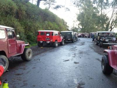 La série de Jeep qui sont venu assisté au levé de soleil