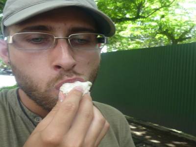 Jay déguste son Durian