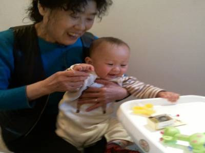 Wang Yi juo 8 mois et sa grand-mère
