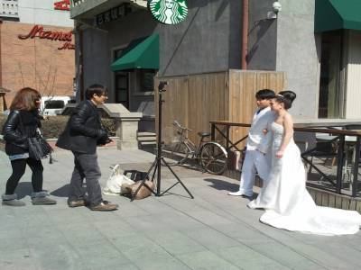 Premiers mariés, à l'angle du Starbucks café